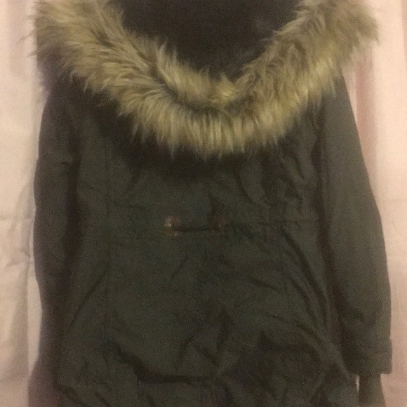 Puffy green jacket with fur around hood - Picture 5 of 5